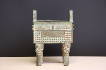 Brule parfum en bronze patiné.
CHINE style...