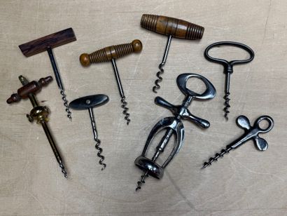 Collection de 8 tire-bouchons anciens.