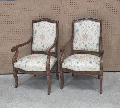 Paire de fauteuils en noyer garnis de tissu...