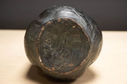 Vase en terre cuite. 
H. :31 cm.