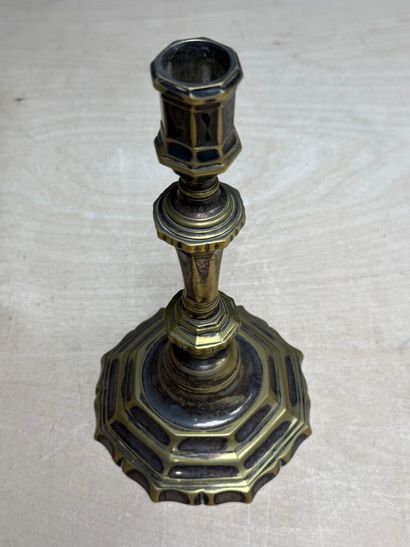 Paire de flambeaux en bronze XIX°.
Traces...