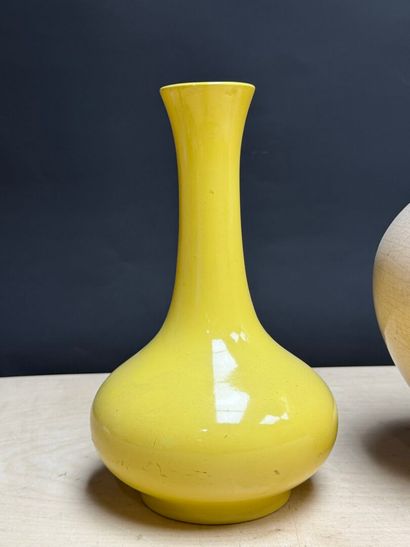 Trois vases en céramique. 
H. :28 cm, 30...