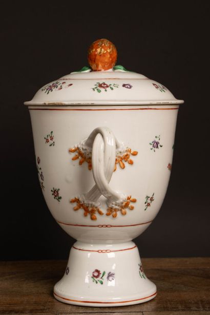 Grande coupe couverte en porcelaine, décor...