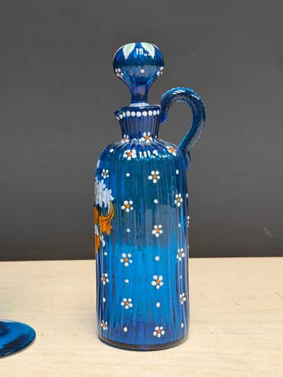 Deux vases en verre bleu et petite carafe...
