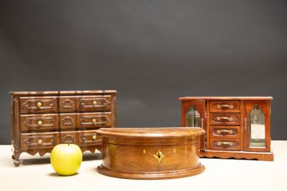 Mobiliers de poupée et coffret à bijoux....