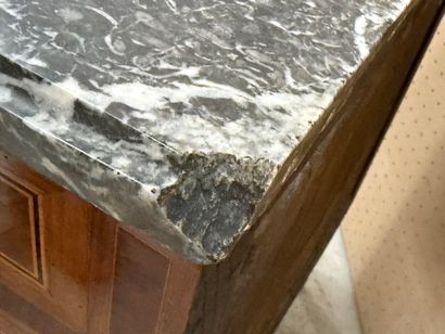Petite commode en frisage ouvrant à trois...