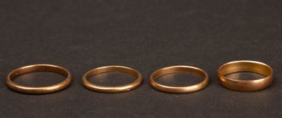Set of four gold wedding bands 
750°/00 gold....