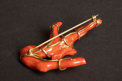 Gold brooch with a red coral branch.
750°/00...