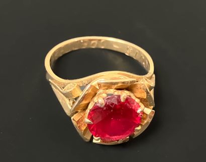 Gold ring set with a red stone.
750°/00 gold
TDD...