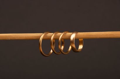 Set of four gold wedding bands 
750°/00 gold....