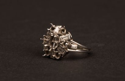 Platinum ring setting set with eight baguette-cut...