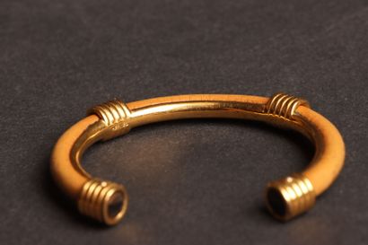 HERMÈS 
Open-ended bangle in gold-tone metal...