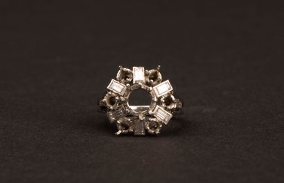 Platinum ring setting set with eight baguette-cut...
