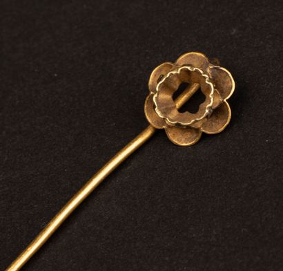 Two gold tie pins.
750°/00 gold. 
Weight:...