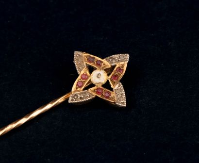 Two gold tie pins.
750°/00 gold. 
Weight:...