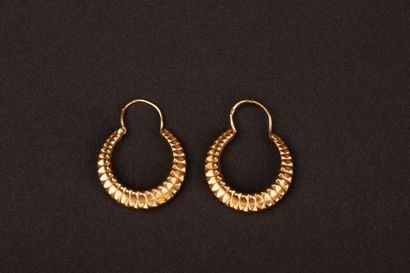 Pair of ribbed gold earrings.
750°/00 gold.
Diameter:...