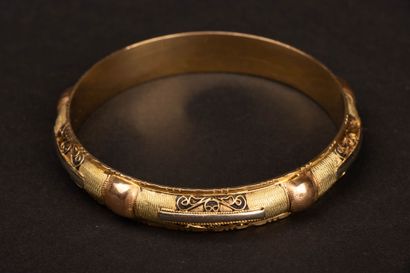 Solid gold bracelet with filigree decoration...