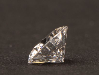 Diamond on paper, round brilliant cut.
Dimensions:...