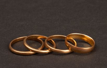 Set of four gold wedding bands 
750°/00 gold....