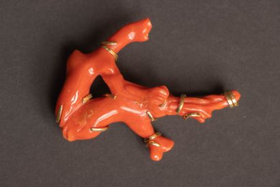 Gold brooch with a red coral branch.
750°/00...