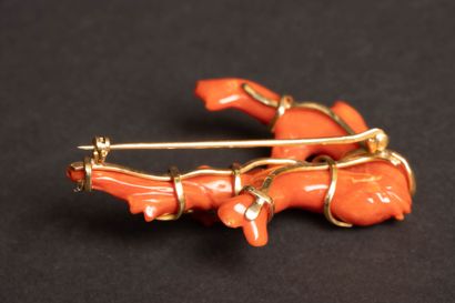 Gold brooch with a red coral branch.
750°/00...