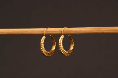 Pair of ribbed gold earrings.
750°/00 gold.
Diameter:...