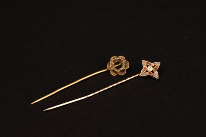 Two gold tie pins.
750°/00 gold. 
Weight:...