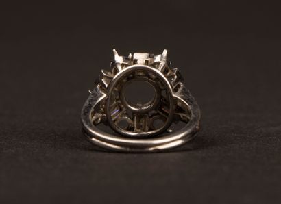 Platinum ring setting set with eight baguette-cut...