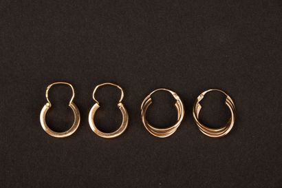 Two pairs of gold earrings.
750°/00 gold
H:...