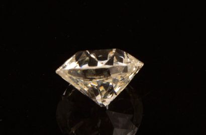 Antique cushion-cut diamond, 4.86 ct.
Dimensions:...