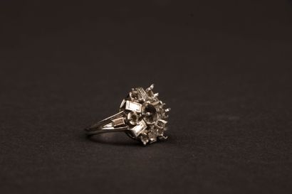 Platinum ring setting set with eight baguette-cut...