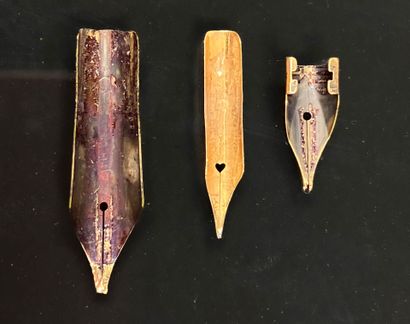 Three feathers in 750°/00 gold.
Weight: 1.21...