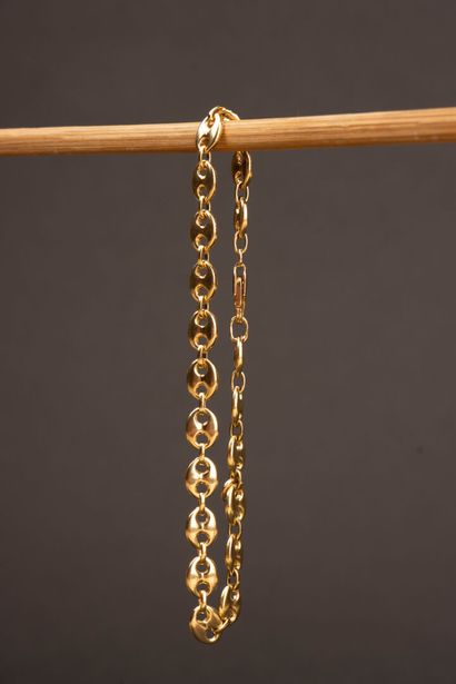 Coffee bean-link gold bracelet.
750°/00 gold
L:...