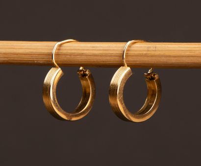 Two pairs of gold earrings.
750°/00 gold
H:...