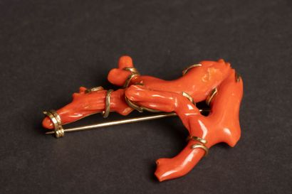 Gold brooch with a red coral branch.
750°/00...