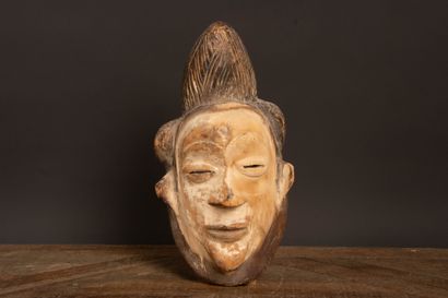 GABON - Punu Culture.
A facial mask known...