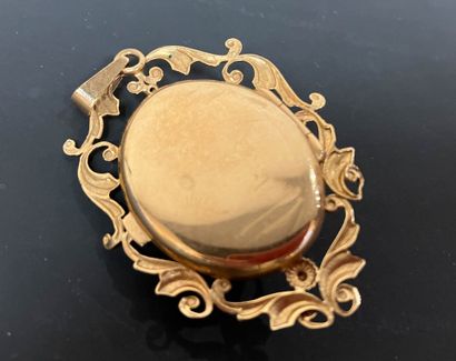 Souvenir pendant in gold, center-set with...
