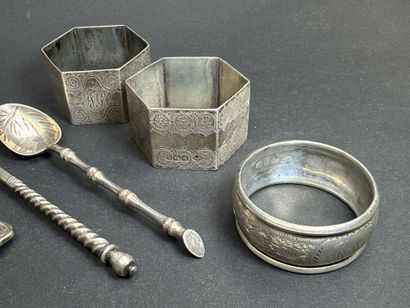 Lot de couverts et rond de serviette en argent...