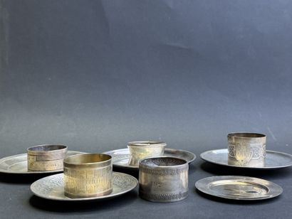 Cinq ronds de serviette et quatre soucoupes...