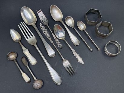 Lot de couverts et rond de serviette en argent...