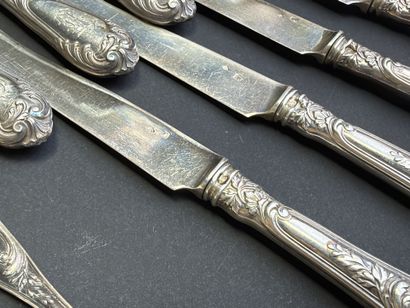Douze couverts en argent et douze couteaux...