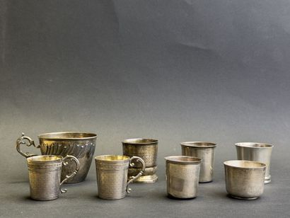 Trois petites tasses et 5 petites timbales...