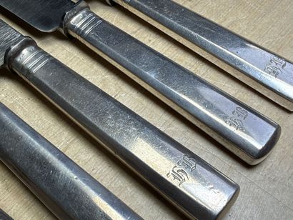 Huit couteaux en argent fourré Russe. 
84...