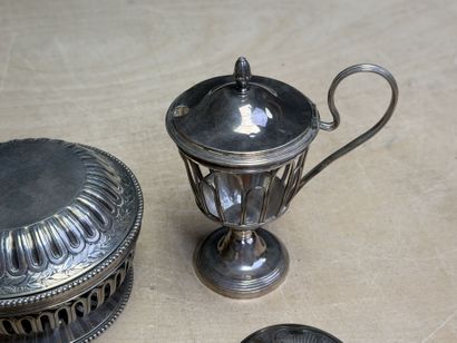 Eléments en argent, couvercles de boites,...