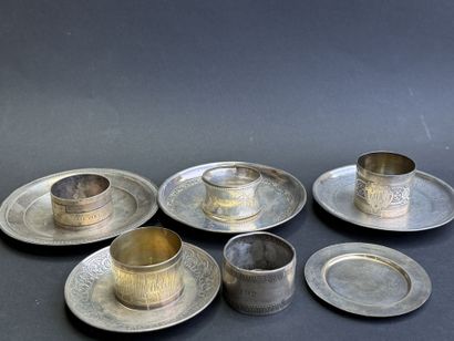 Cinq ronds de serviette et quatre soucoupes...
