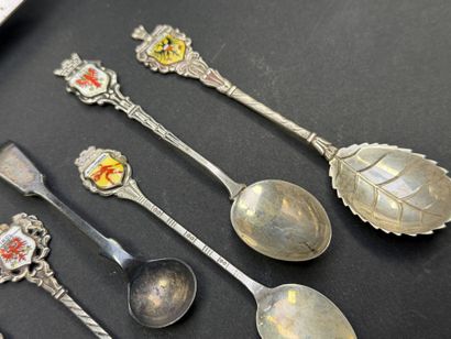 Plateau et huit petites cuillères de souvenir...