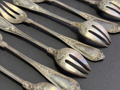 Douze fourchettes à huitres en argent, poinçon...
