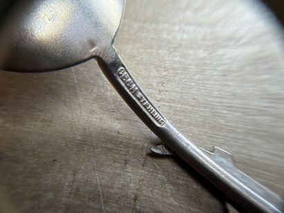 Huit petites cuillères souvenir en argent...