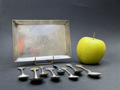 Plateau et huit petites cuillères de souvenir...