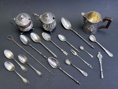 Lot comprenant moutardiers, pique à brochette,...